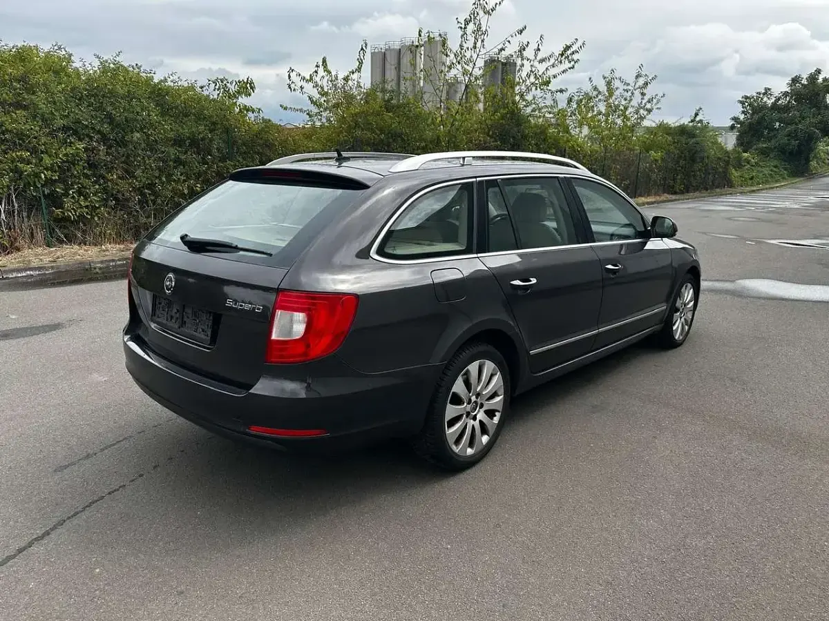 Gebraucht Skoda Superb Elegance 140 PS (102 kW) 2010 Mocca braun metallic Kombi
