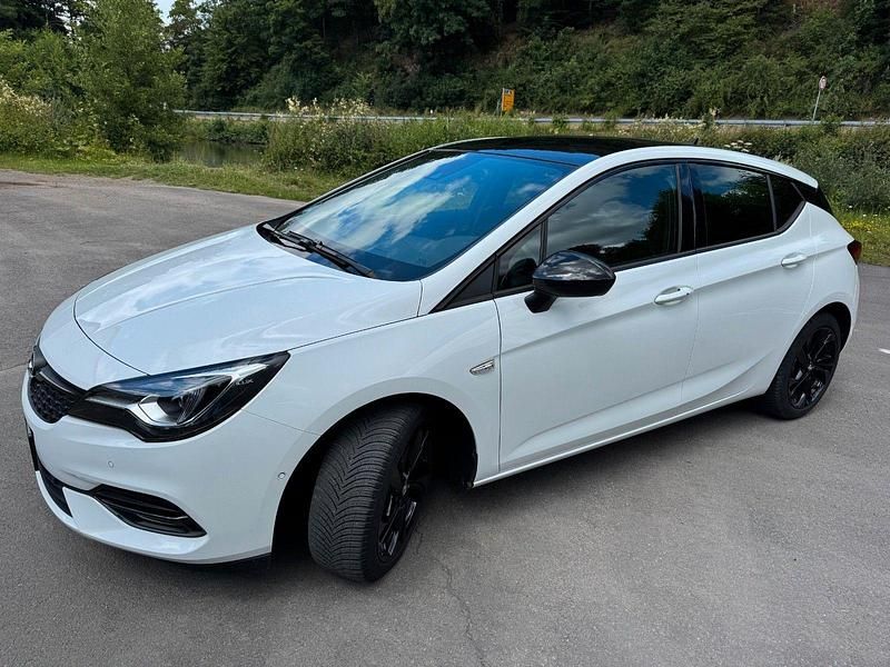 Weiß Gebraucht 2020 Opel Astra Ultimate Limousine | 16.800 € (Fairer Preis) - Bild 1/4