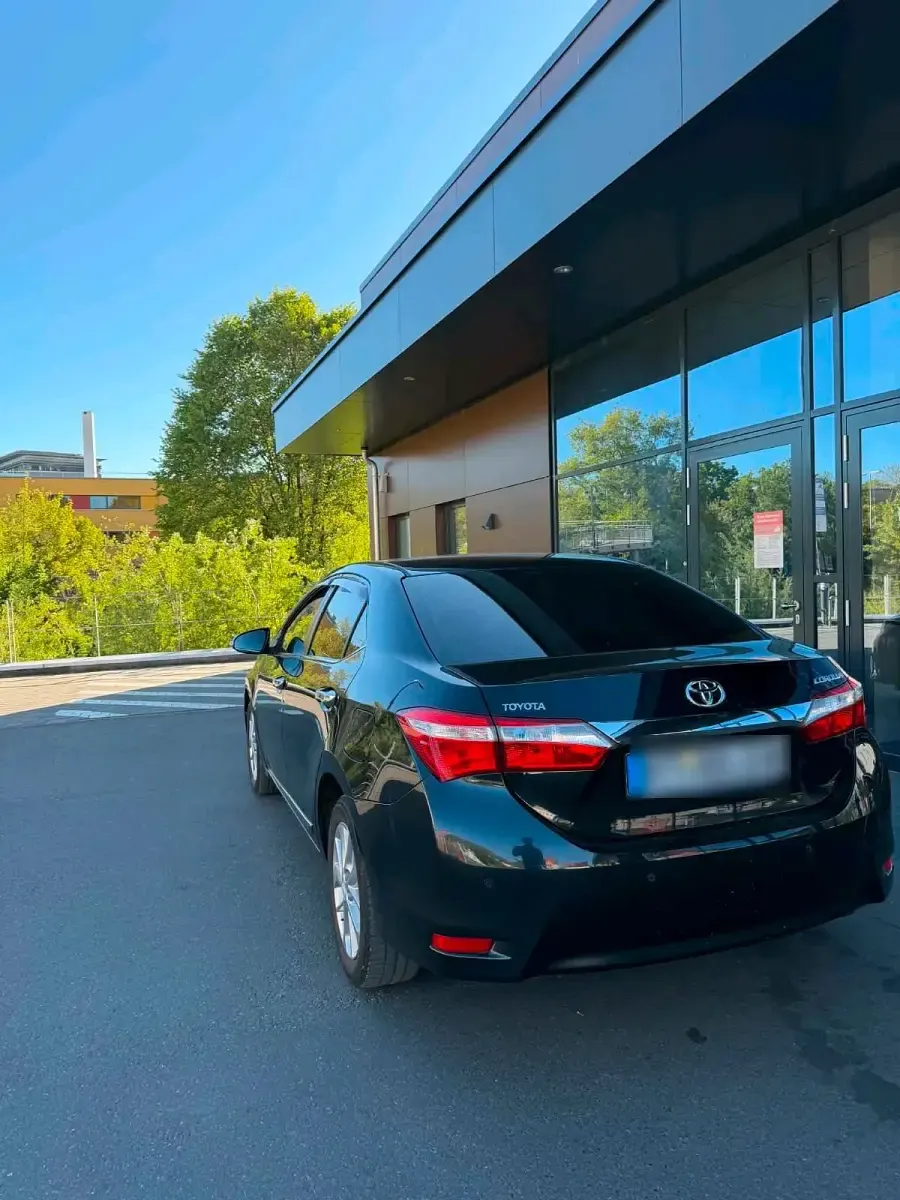 Używany Toyota Corolla 99 KM (72 kW) 2014 Niebieski Sedan/Limuzyna