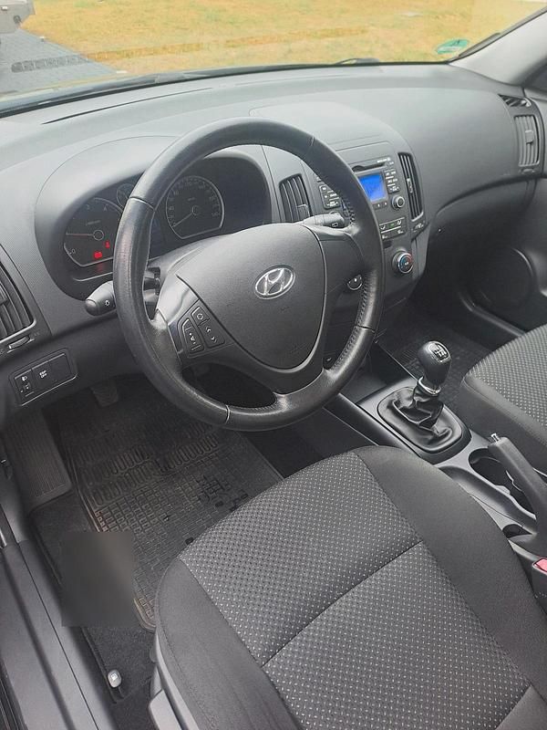 Gebraucht Hyundai i30 90 PS (66 kW) 2011 Schwarz Kleinwagen