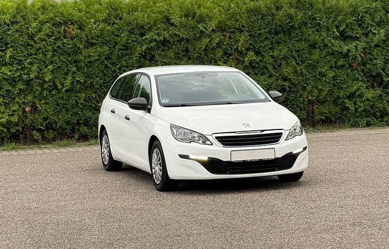 Weiß Gebraucht 2015 Peugeot 308 Access Kombi | 4.499 € (Etwas zu teuer) - Bild 1/4