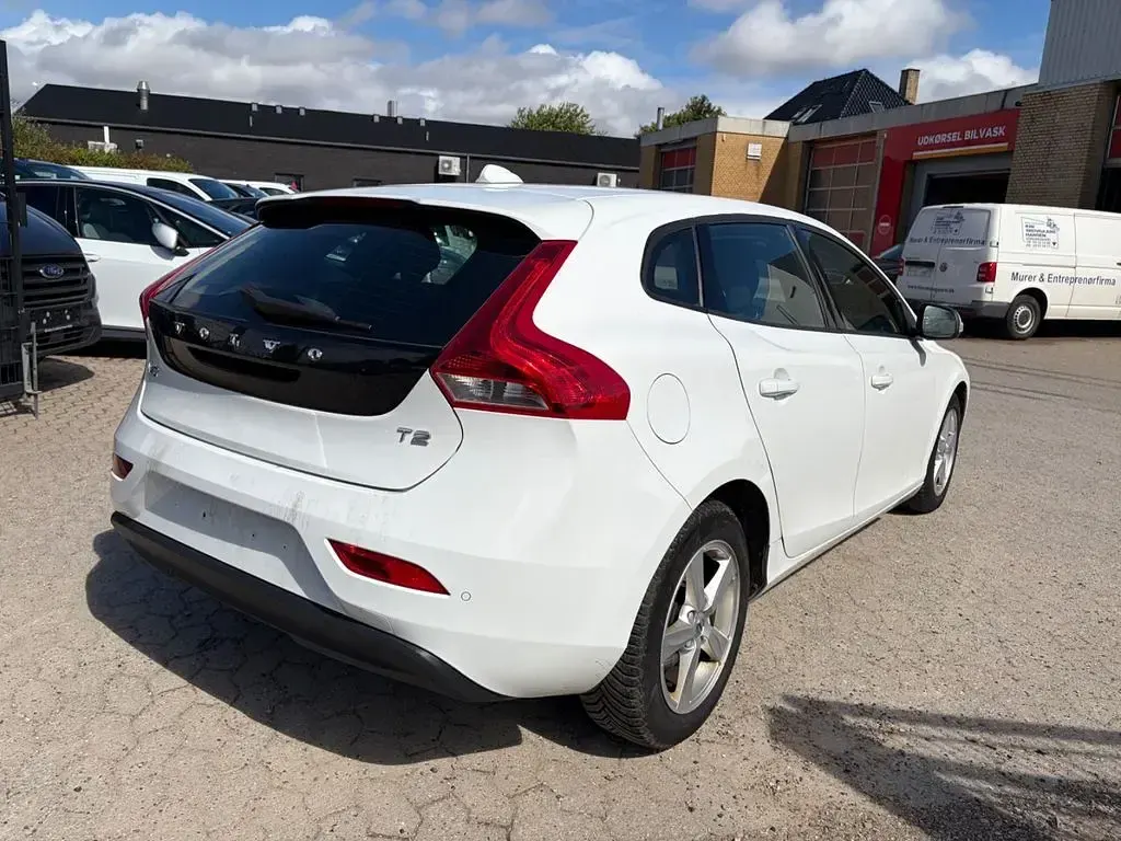 Gebraucht Volvo V40 122 PS (89 kW) 2017 Weiß Limousine