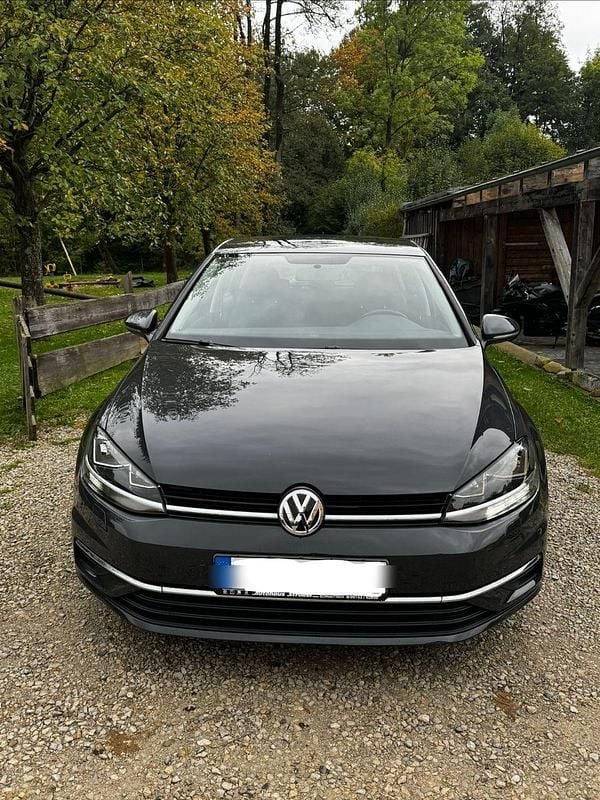 Grau Gebraucht 2017 VW Golf VII Comfortline Limousine | 8.700 € (Superpreis) - Bild 1/4