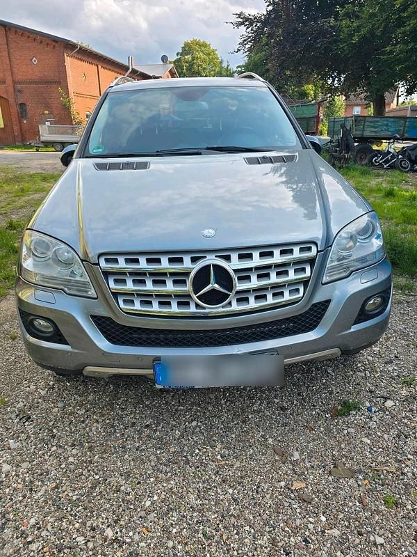 Silber Gebraucht 2009 Mercedes ML350 SUV | 10.900 € (Fairer Preis) - Bild 1/4