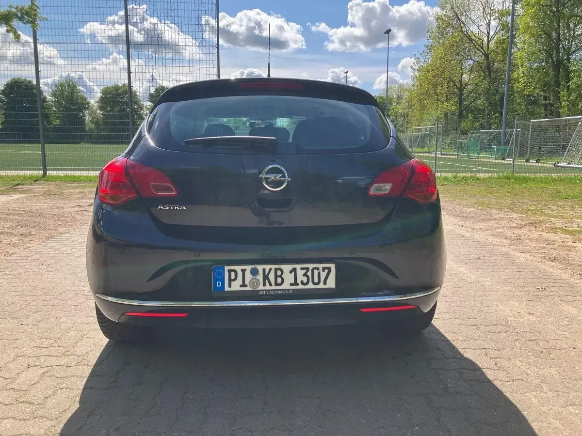 Usado Opel Astra Selection 116 HP (85 kW) 2015 Preto Sedan