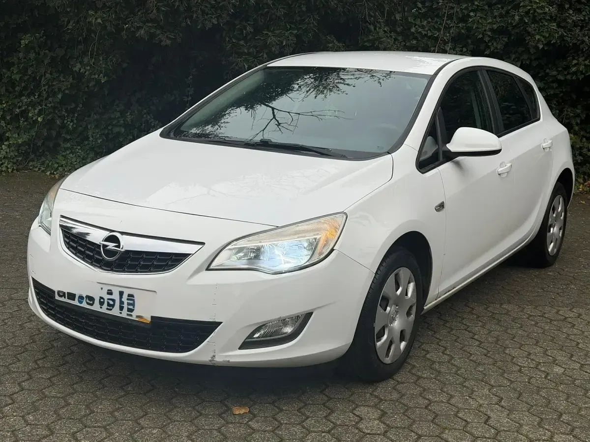 Gebraucht Opel Astra 101 PS (74 kW) 2010 Weiß Kleinwagen