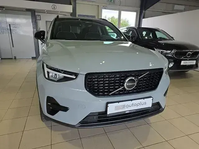Używany Volvo XC40 Plus 197 KM (144 kW) 2024 Szary SUV