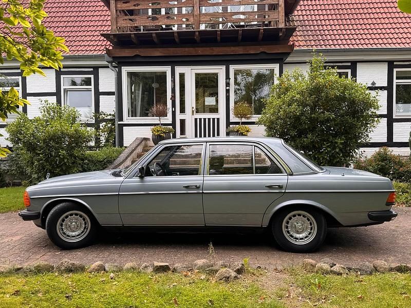 Gebraucht Mercedes E230 136 PS (100 kW) 1981 Silber Limousine