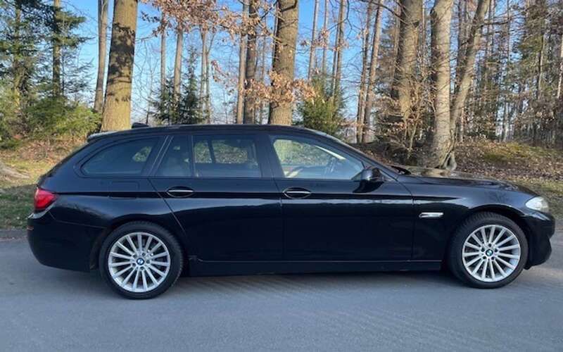 Schwarz Gebraucht 2011 BMW 523 Kombi | 10.995 € (Fairer Preis) - Bild 1/4