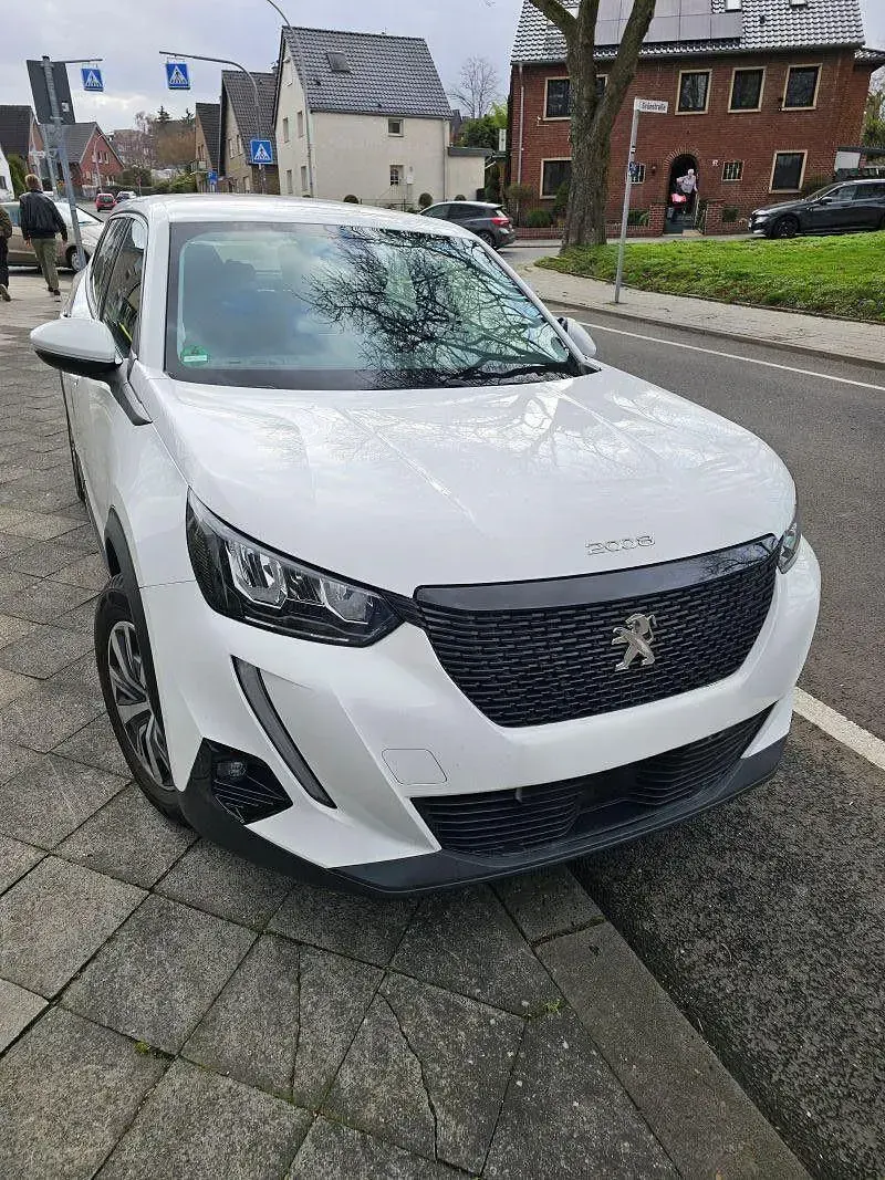 Gebraucht Peugeot 2008 Active 102 PS (75 kW) 2020 Weiß SUV
