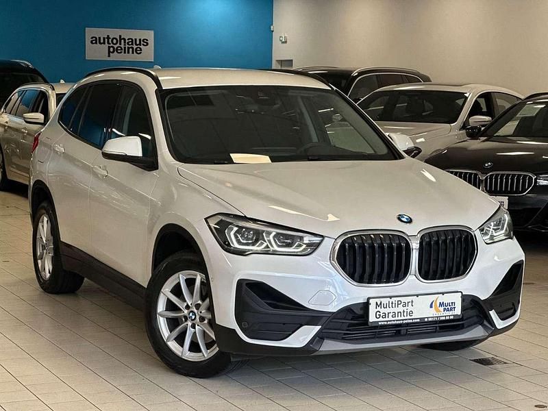 Mineralweiss metallic Gebraucht 2022 BMW X1 SUV | 22.999 € (Fairer Preis) - Bild 1/4