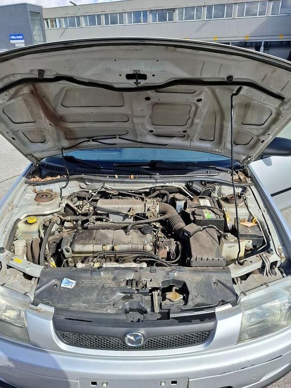 Gebraucht Mazda 323 73 PS (53 kW) 1999 Silber Limousine