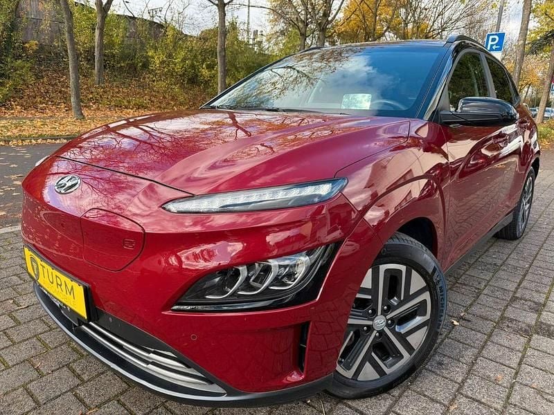 Sunset red /phantom black roo Gebraucht 2021 Hyundai Kona Prime SUV | 21.944 € (Fairer Preis) - Bild 1/4