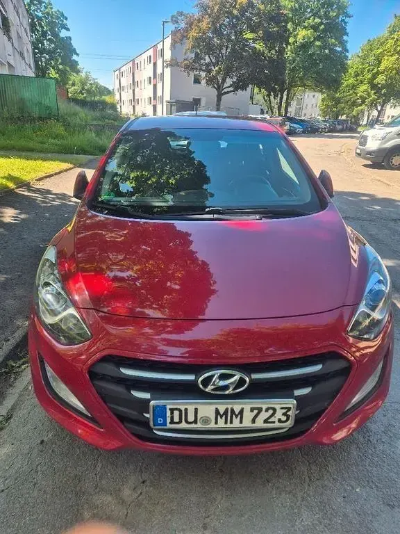 Gebraucht Hyundai i30 Trend 110 PS (80 kW) 2016 Rot Limousine
