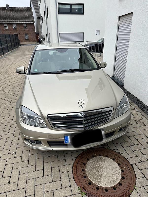 Gold Gebraucht 2010 Mercedes C250 Limousine | 8.888 € (Fairer Preis) - Bild 1/4