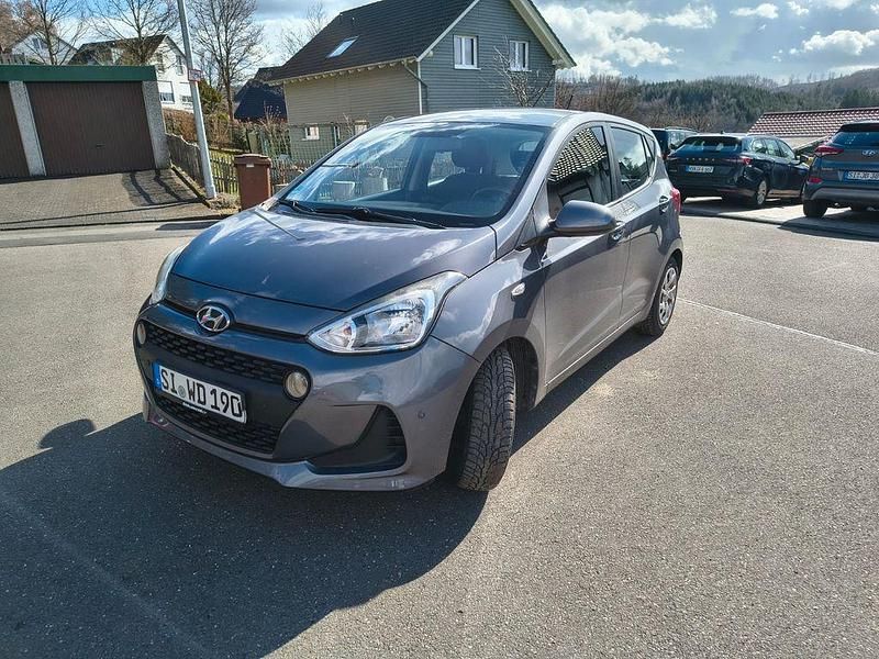 Gebraucht Hyundai i10 Trend 67 PS (49 kW) 2016 Grau Kleinwagen