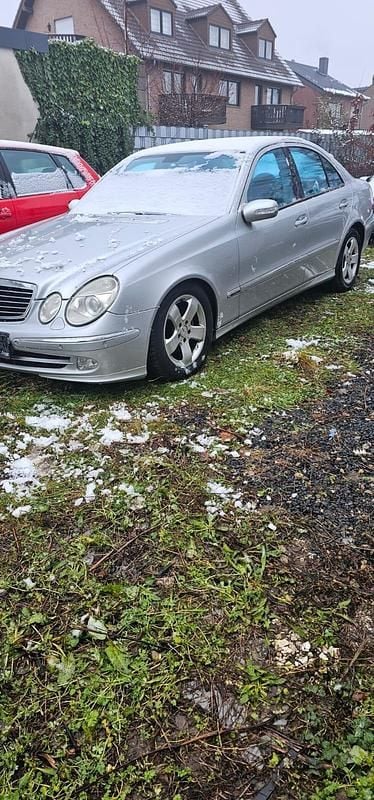 Silber Gebraucht 2004 Mercedes E280 Limousine | 1.950 € (Superpreis) - Bild 1/4