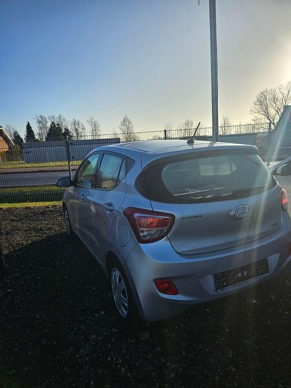 Gebraucht Hyundai i10 Intro Edition 87 PS (63 kW) 2014 Silber Kleinwagen