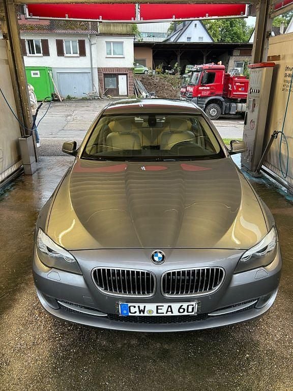 Grau Gebraucht 2010 BMW 523 Limousine | 9.999 € (Fairer Preis) - Bild 1/4