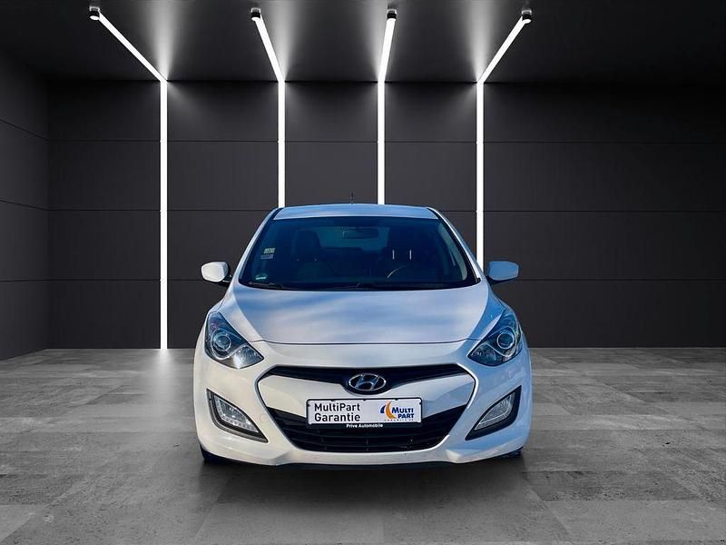 Gebraucht Hyundai i30 Classic 99 PS (72 kW) 2015 Weiß Limousine