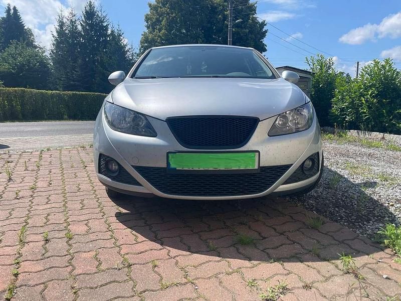 Silber Gebraucht 2011 Seat Ibiza Style Limousine | 4.000 € (Fairer Preis) - Bild 1/4