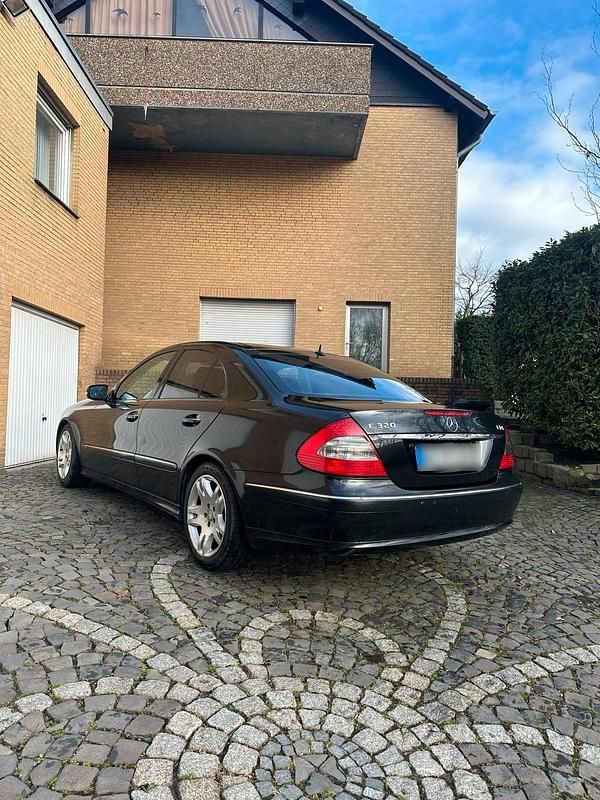 Gebraucht Mercedes E320 Avantgarde 224 PS (164 kW) 2006 Schwarz Limousine