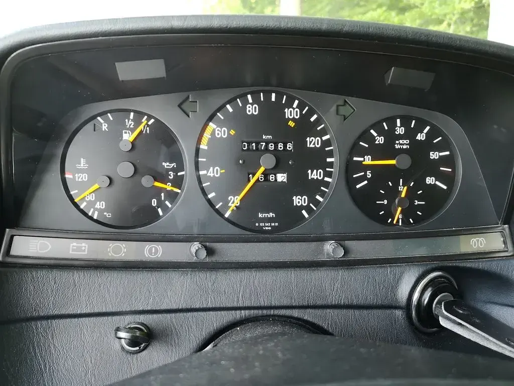 Gebraucht Mercedes 240 72 PS (52 kW) 1984 Weiß Limousine