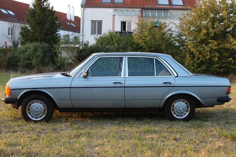Gebraucht Mercedes 200 109 PS (80 kW) 1984 Grau Limousine