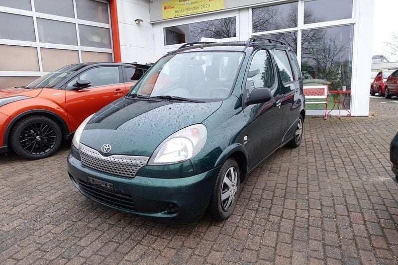 Grün Gebraucht 2001 Toyota Yaris Verso Luna Van / Kleinbus | 2.200 € (Fairer Preis) - Bild 1/4