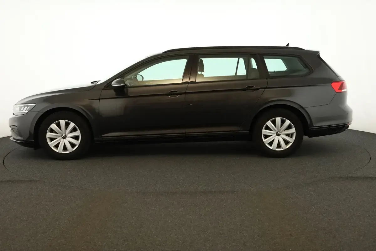 Gebraucht VW Passat 150 PS (110 kW) 2022 Mangangrau metallic Kombi