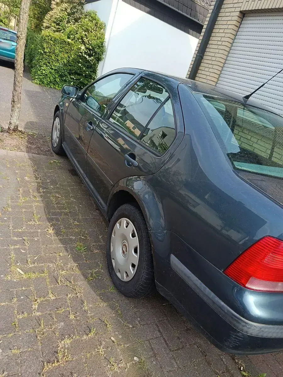 Gebraucht VW Bora Basis 101 PS (74 kW) 1999 Blau Limousine