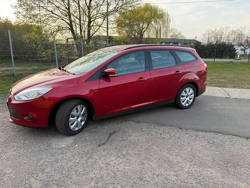 Usado Ford Focus Trend 125 CV (91 kW) 2013 Rojo Berlina