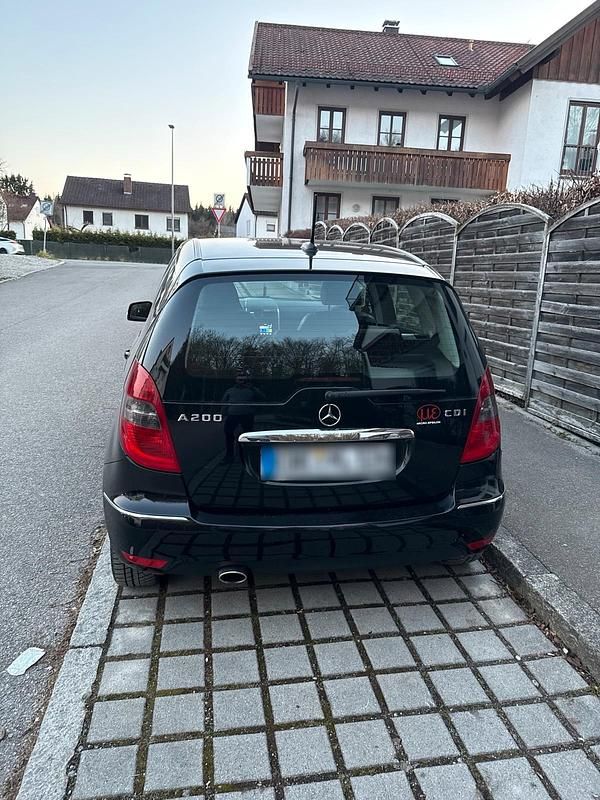 Używany Mercedes 200 103 KM (75 kW) 2010 Czarny Hatchback