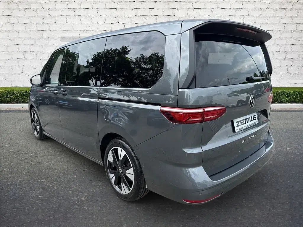 Gebraucht VW Multivan Life 150 PS (110 kW) 2025 Indiumgrau metallic Van / Kleinbus