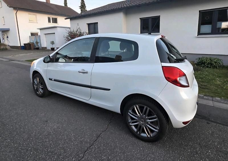 Gebraucht Renault Clio II 75 PS (55 kW) 2011 Weiß Kleinwagen