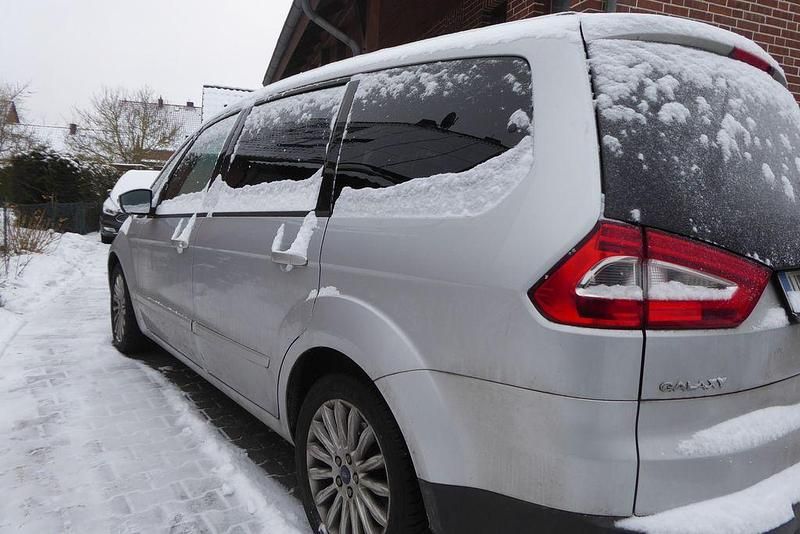 Silber Gebraucht 2015 Ford Galaxy Business Edition Van / Kleinbus | 9.800 € (Guter Preis) - Bild 1/4