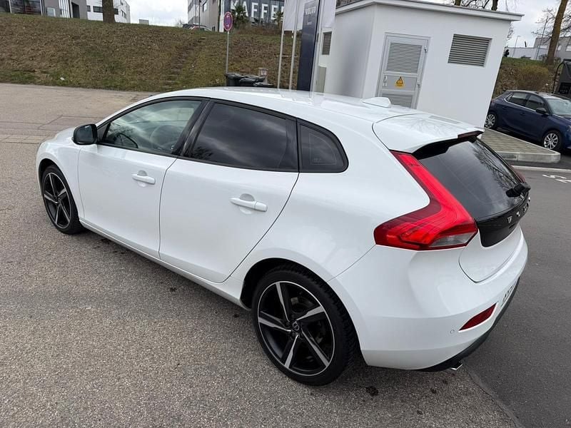 Gebraucht Volvo V40 120 PS (88 kW) 2019 Weiß Kleinwagen