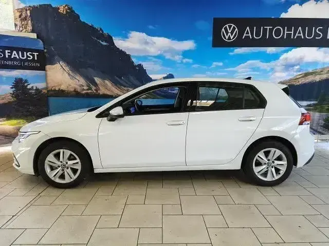 Gebraucht VW Golf VIII Life 116 PS (85 kW) 2022 Weiß Limousine