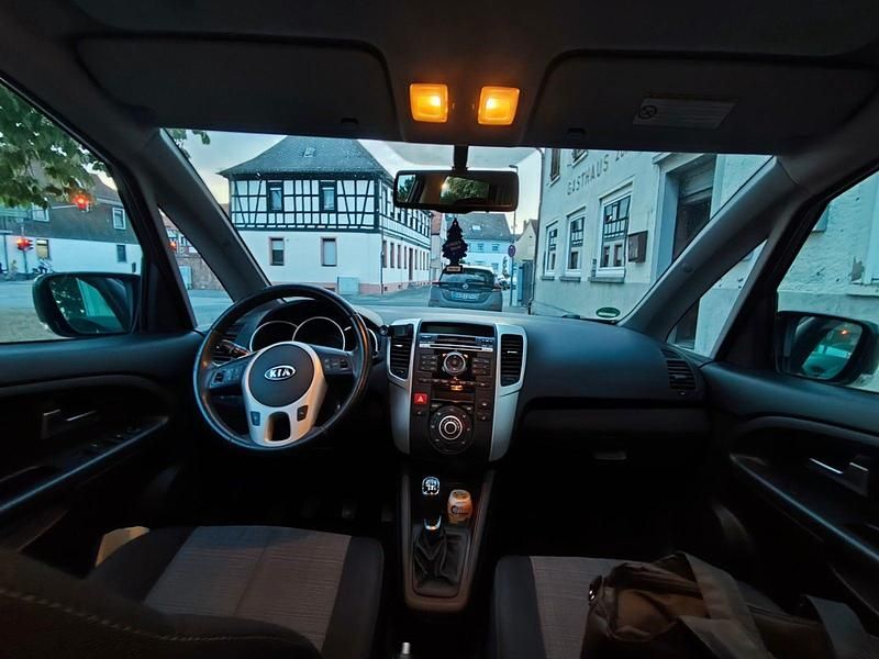 Gebraucht Kia Venga 90 PS (66 kW) 2012 Grau Kleinwagen