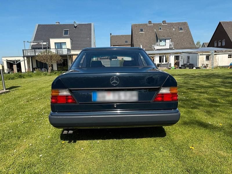 Używany Mercedes E300 113 KM (83 kW) 1990 Niebieski Sedan/Limuzyna