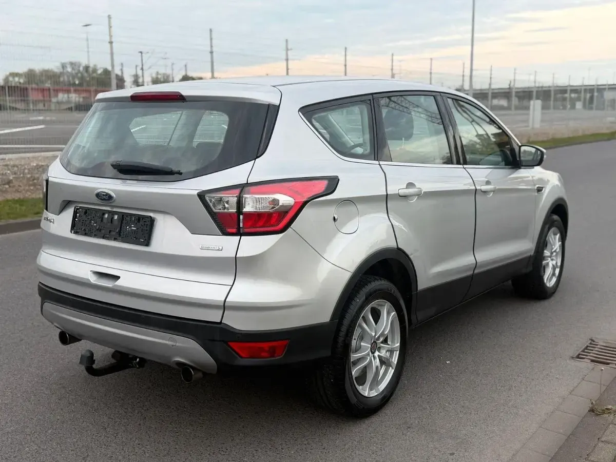 Gebraucht Ford Kuga Trend 120 PS (88 kW) 2018 Silber SUV