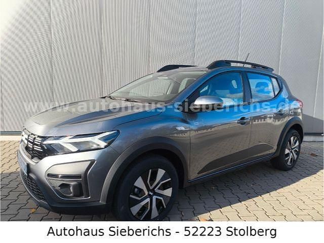 Neu Dacia Sandero Expression 101 PS (74 kW) 2025 Grau Limousine