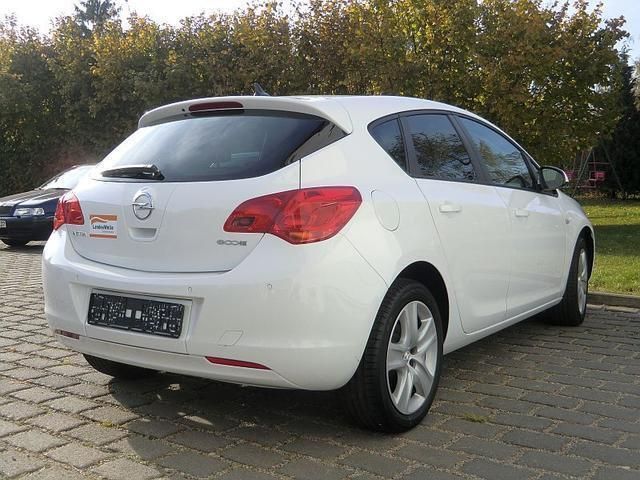 Brugt Opel Astra Design Edition 101 HK (74 kW) 2011 Hvid Sedan