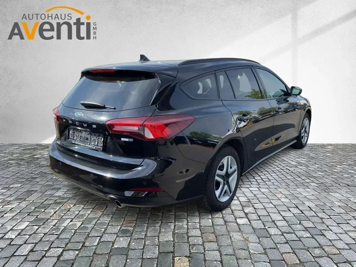 Usado Ford Focus Cool & Connect 155 CV (114 kW) 2022 Negro Familiar