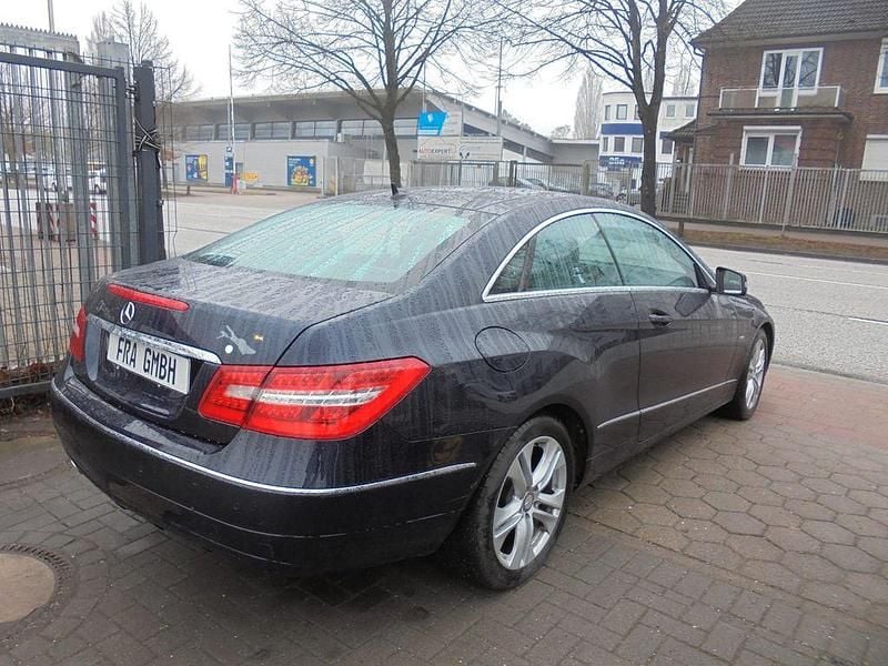Gebraucht Mercedes E220 170 PS (125 kW) 2011 Blau Coupé