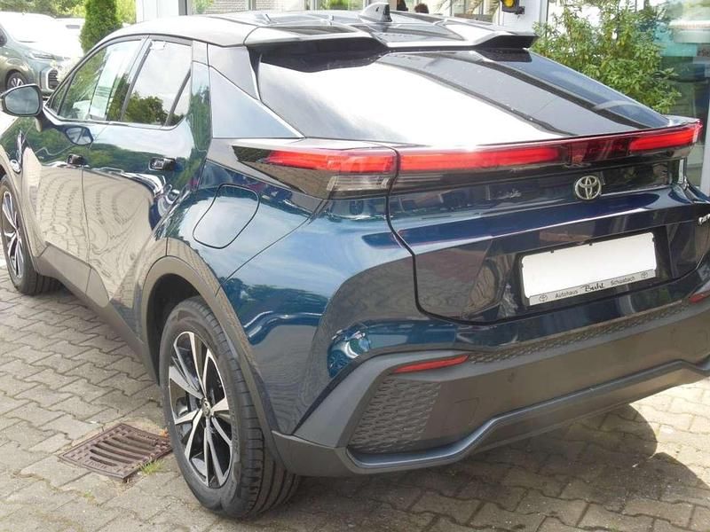 Neu Toyota C-HR 140 PS (102 kW) 2025 Grün SUV