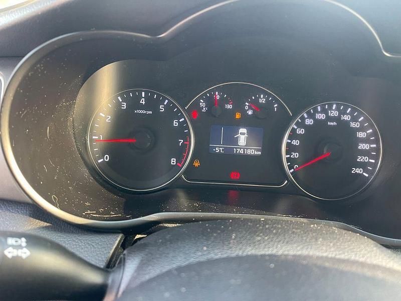 Gebraucht Kia Carens Edition 7 135 PS (99 kW) 2015 Braun Van / Kleinbus