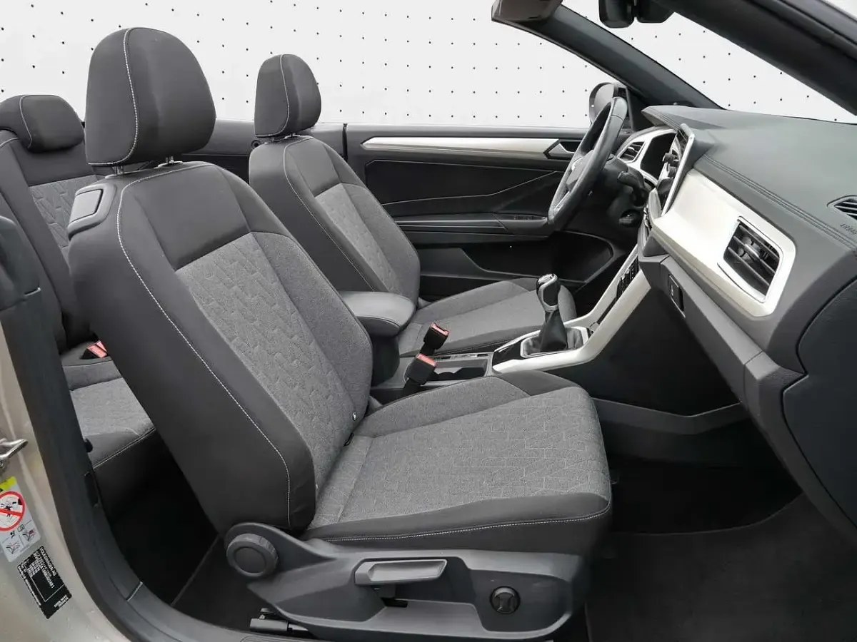 Gebraucht VW T-Roc Move 150 PS (110 kW) 2023 Ivory silver metallic SUV