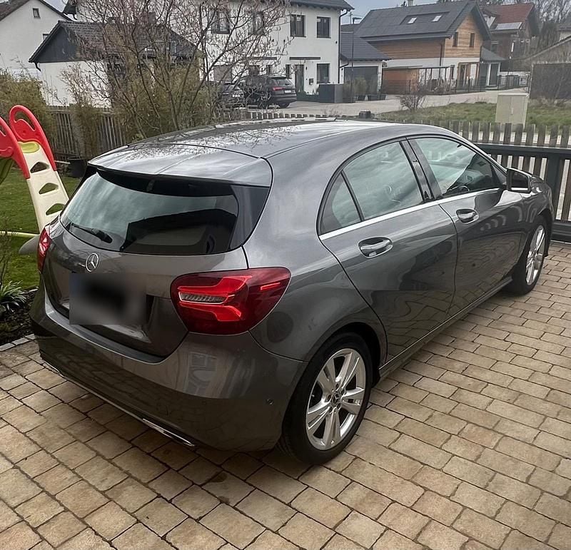 Gebraucht Mercedes A180 122 PS (89 kW) 2017 Grau Kleinwagen
