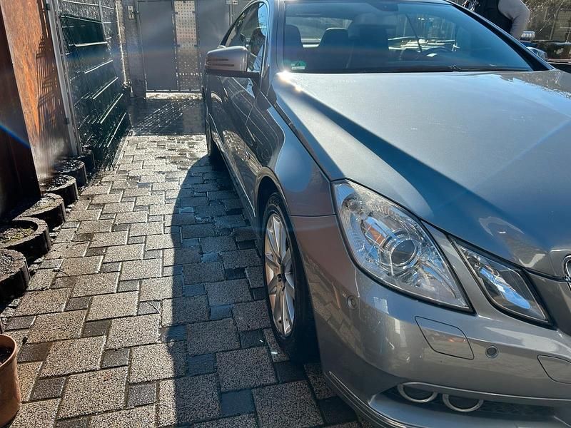 Grau Gebraucht 2009 Mercedes E250 Coupé | 9.800 € (Fairer Preis) - Bild 1/4